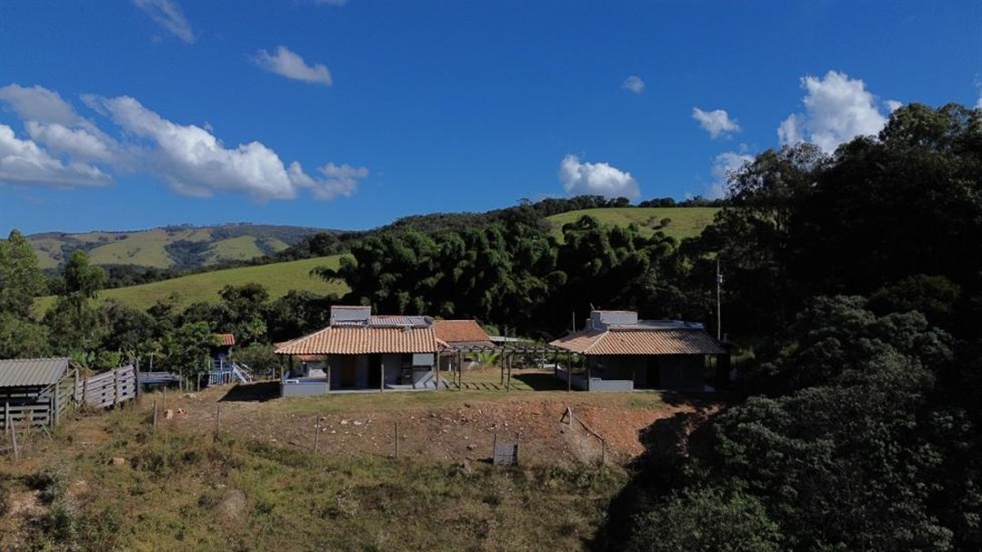 sitio-venda-mobiliado-2-hectares-casa-4-quartos-+-2-chales-capitolio-mg-a-500-metros-da-cachoeira-do-lobo-1143679